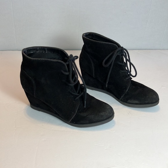 Madden Girl black suede wedge tie bootie size 6 - Picture 4 of 11